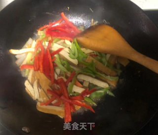 青红椒炒豆腐干的做法步骤：6