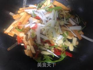 青红椒炒豆腐干的做法步骤：7