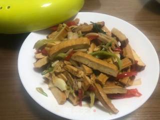 青红椒炒豆腐干的做法步骤：8