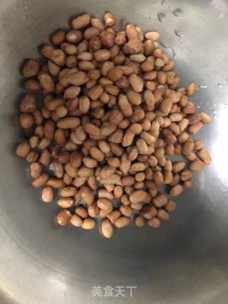 油煎花生米的做法步骤：2