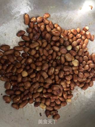 油煎花生米的做法步骤：3