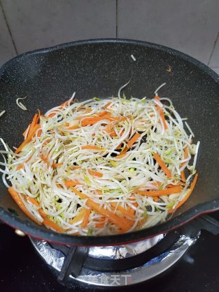 芽菜炒粉条的做法步骤：8