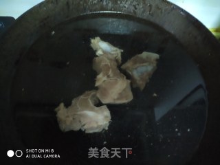 冬日暖汤  小白菜骨头汤的做法步骤：1