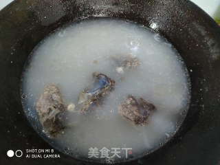 冬日暖汤  小白菜骨头汤的做法步骤：2
