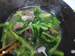 冬日暖汤  小白菜骨头汤的做法步骤：6