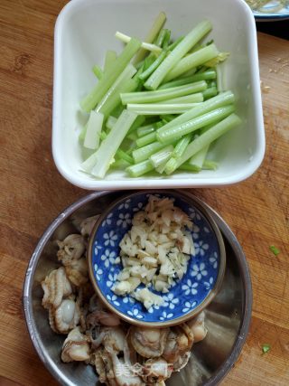 芹菜拌扇贝的做法步骤：1