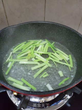 芹菜拌扇贝的做法步骤：2