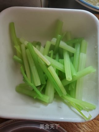芹菜拌扇贝的做法步骤：3