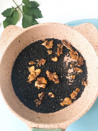 黑芝麻核桃糊的做法步骤：2