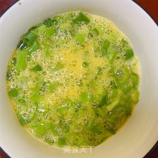 家常快手小葱炒鸡蛋的做法步骤：2