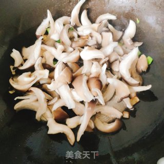鱼丸菠菜蘑菇面的做法步骤：5