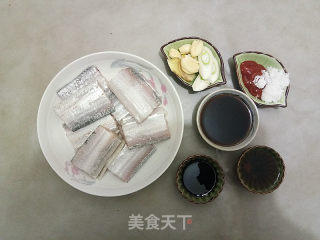 糖醋带鱼的做法步骤：1