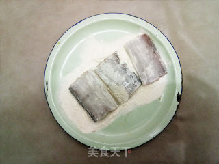 糖醋带鱼的做法步骤：3