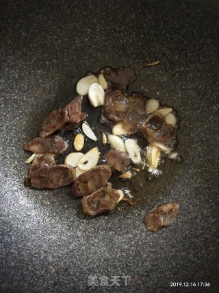 腊肠炒迟菜心的做法步骤：4