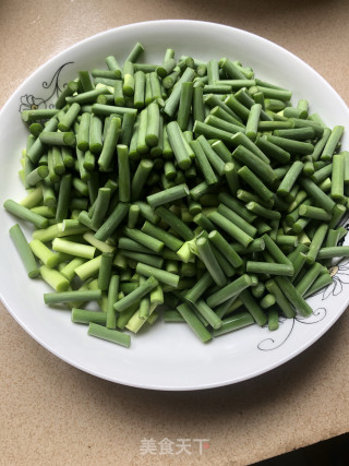 肉末炒蒜苔的做法步骤：1