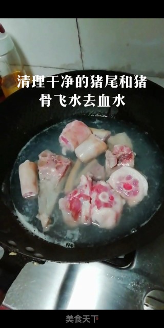 冬日暖汤黑豆煲猪尾汤的做法步骤：1