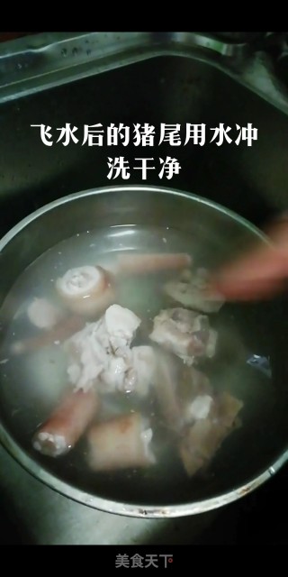 冬日暖汤黑豆煲猪尾汤的做法步骤：2
