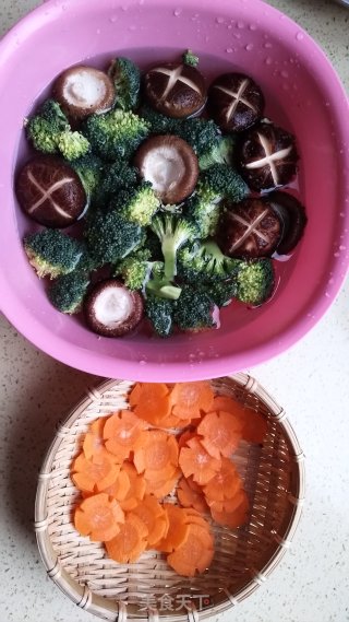 炒时蔬的做法步骤：1