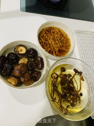 双菇虫草鸡汤的做法步骤：2