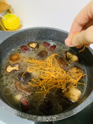 双菇虫草鸡汤的做法步骤：7