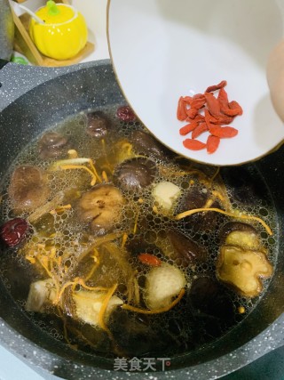 双菇虫草鸡汤的做法步骤：9