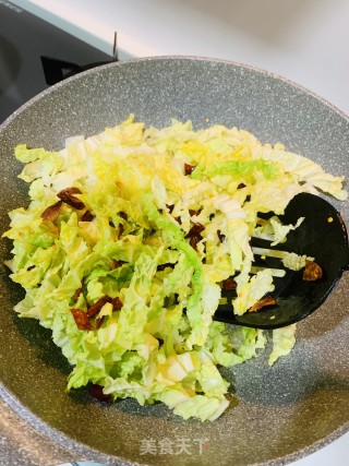炝炒白菜丝的做法步骤：2