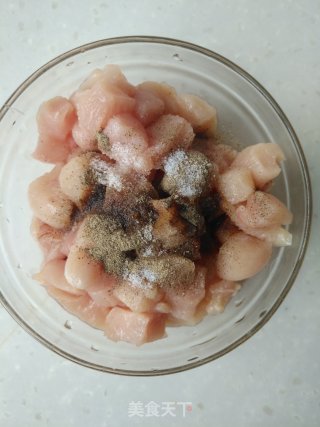 彩椒鸡丁的做法步骤：1