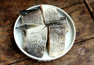 绝味双椒蒸鲈鱼的做法步骤：2