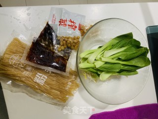 早餐，重庆酸辣粉的做法步骤：1