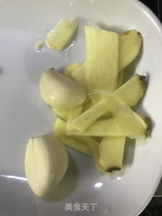 荷兰豆炒鲜鱿的做法步骤：2