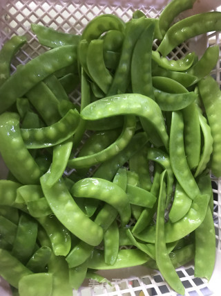 荷兰豆炒鲜鱿的做法步骤：3