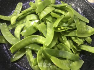 荷兰豆炒鲜鱿的做法步骤：5