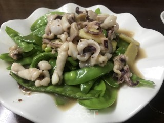 荷兰豆炒鲜鱿的做法步骤：8