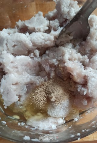 鲅鱼红萝卜木耳丸子的做法步骤：3