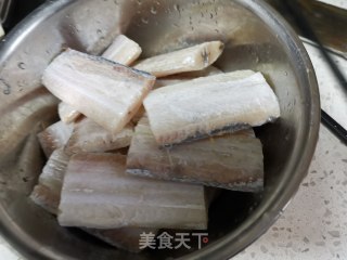 带鱼京白烧水晶粉的做法步骤：2