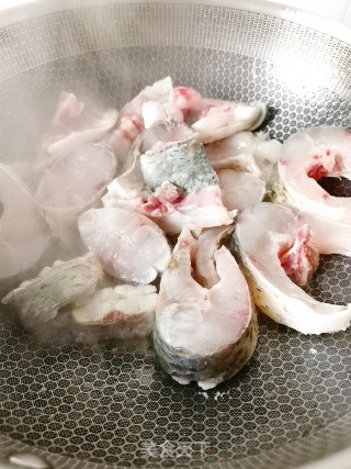 爆炒草鱼块的做法步骤：4