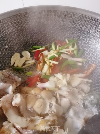 爆炒草鱼块的做法步骤：6