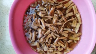 板鸭腿炖小竹笋的做法步骤：1