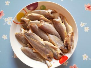 炸小黄鱼的做法步骤：1
