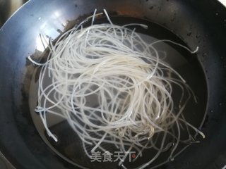 白菜炖粉条的做法步骤：1