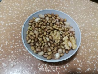 花生核桃豆浆的做法步骤：1