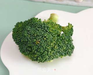 西兰花蛋黄泥的做法步骤：1