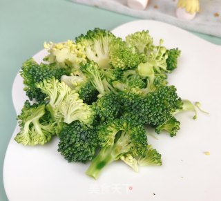 西兰花蛋黄泥的做法步骤：2