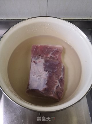 家常回锅肉的做法步骤：1