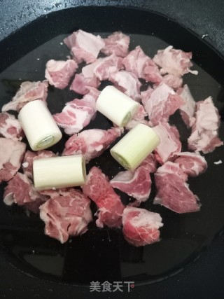 番茄豆腐泡焖牛腩的做法步骤：2