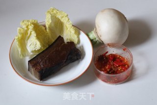 剁椒萝卜蒸腊肉的做法步骤：1