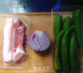 青椒炒回锅肉的做法步骤：1