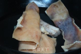 腊肉皮白萝卜汤的做法步骤：1