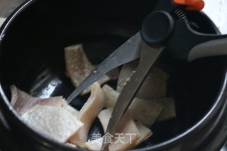 腊肉皮白萝卜汤的做法步骤：3