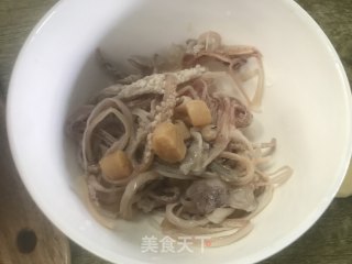 鱿鱼瑶柱骨头粥的做法步骤：2